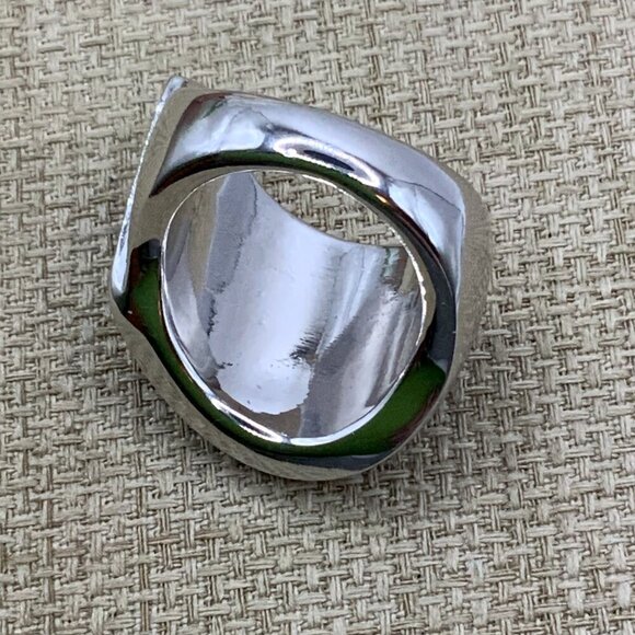 Lia Sophia "Askew" Black Enamel Swish Silver Tone Ring Size 6 1/2 - Picture 2 of 7